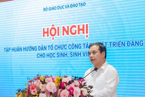 Tập huấn hướng dẫn công tác phát triển Đảng cho học sinh, sinh viên