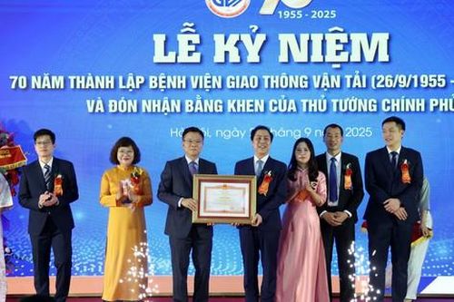 Bệnh viện GTVT nhận Bằng khen của Thủ tướng về ứng dụng phương pháp tán sỏi thận