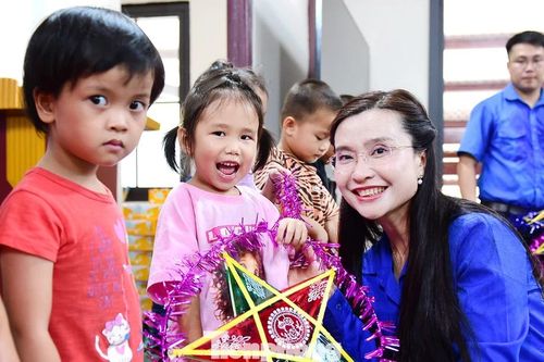 Tết Trung thu thắp sáng ước mơ ở Làng Nủ