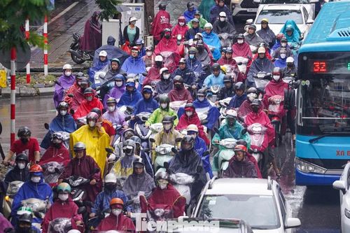 Ảnh hưởng bão số 9, Hà Nội mưa từ sáng sớm, giao thông ùn tắc
