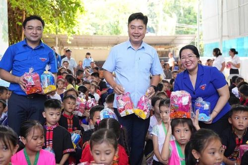 Mùa trăng tròn yêu thương cho trẻ vùng cao
