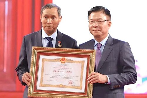 Huấn luyện viên Mai Đức Chung được trao tặng danh hiệu Anh hùng Lao động