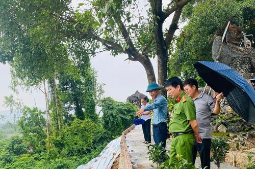 Di dời 9 hộ dân khu vực nguy cơ sạt lở cao ở Hà Nội trước 5 giờ chiều nay