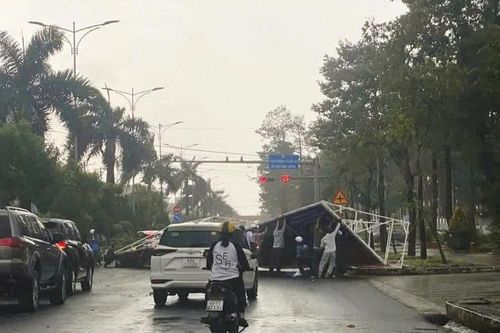 Tấm pano cỡ lớn đổ xuống đường, nhiều người bị thương