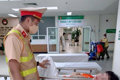 CSGT Hà Nội dùng xe đặc chủng mở đường đưa nam sinh bị đột quỵ đi cấp cứu