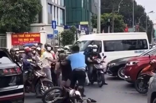 Khởi tố tài xế ôtô đánh cụ ông 72 tuổi sau va chạm giao thông