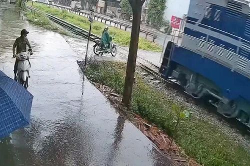 CLIP: Thót tim cảnh người phụ nữ đi xe máy va chạm với tàu hỏa ở Bắc Ninh