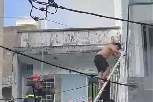 Cháy nhà cao tầng ở TPHCM, 6 người được giải cứu