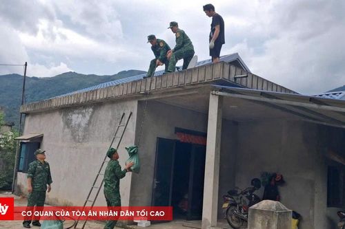 Đồn Biên phòng Cửa khẩu Hoành Mô hỗ trợ người dân phòng chống mưa bão
