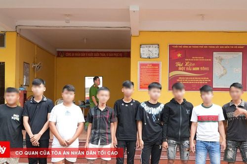 Hai nhóm thiếu niên hỗn chiến giữa phố