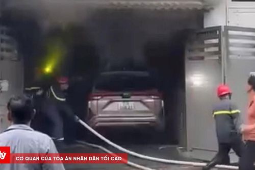 Cháy nhà cao tầng ở TP.HCM, 6 người thoát chết