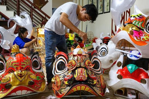 Gia đình hiếm hoi giữ nghề 'khó làm giàu' ở Hội An, tự hào 2 con gái nối nghiệp