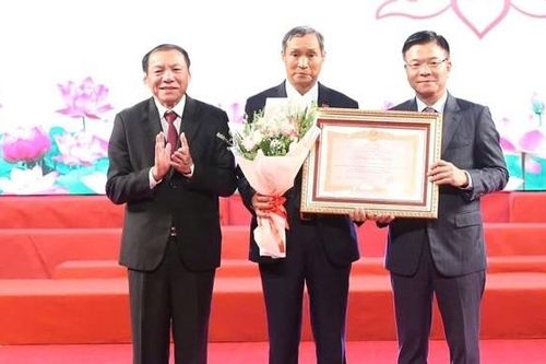 HLV Mai Đức Chung nhận danh hiệu Anh hùng Lao động