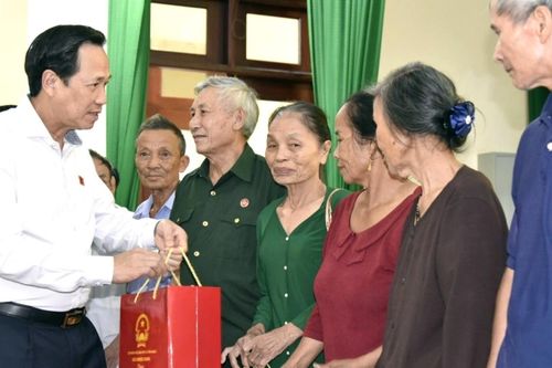 Bộ trưởng Đào Ngọc Dung trao quà cho người có uy tín, hộ nghèo ở Thanh Hóa