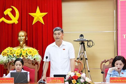 Thứ trưởng Y Vinh Tơr tiếp xúc cử tri tại Đắk Lắk