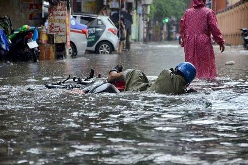 Siêu bão số 9 Ragasa suy yếu, Hà Nội mưa lớn, có thể ngập úng nhiều nơi