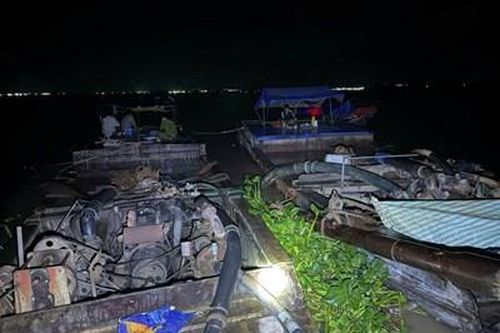 Bắt quả tang 2 ghe gỗ khai thác cát trái phép trên sông Tiền