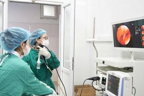 Kịp thời nội soi gắp dị vật hạt kha tử gây tắc đường thở của 1 phụ nữ