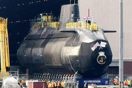 Tàu ngầm hạt nhân HMS Agamemnon đi vào hoạt động dưới sự chứng kiến của Vua Charles