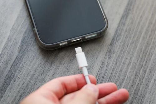 Một thao tác sai khi sạc có thể phá hỏng iPhone vĩnh viễn