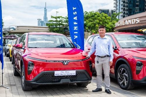 Khách mua 250 xe VinFast Limo Green: 'Xe điện tối ưu lợi nhuận tốt hơn hẳn xe xăng'