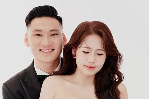 Thủ môn tuyển Việt Nam tung bộ ảnh cưới 'nét căng' bên nữ tiếp viên hàng không xinh đẹp