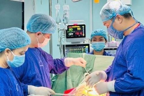 Cụ ông 80 tuổi đau bụng dữ dội, bác sĩ lấy ra thứ 'đáng sợ' bên trong