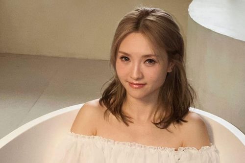 Nữ ca sĩ gây xôn xao khi livestream cầu cứu khán giả vào nửa đêm
