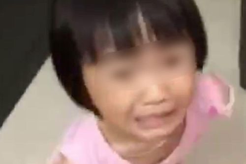 Xác minh việc bé gái bị bố bạo hành, ép con bảo mẹ 'gửi tiền về'