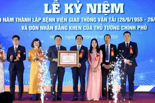Công ty CP Bệnh viện Giao thông vận tải kỷ niệm 70 năm thành lập và đón nhận bằng khen của Thủ tướng