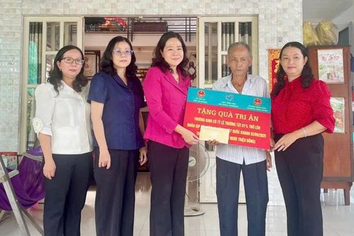 Lãnh đạo phường Long Xuyên thăm gia đình chính sách tiêu biểu, tặng quà Trung thu cho thiếu nhi khó khăn