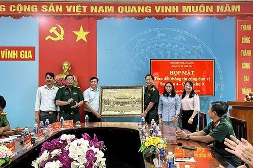 Sư đoàn 4, Quân khu 9 họp mặt, trao đổi thông tin cùng Đảng ủy xã Vĩnh Gia