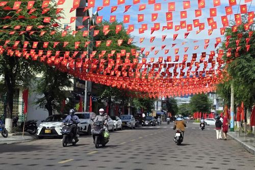 Treo cờ chào mừng Đại hội đại biểu Đảng bộ tỉnh từ ngày 1 đến 4-10
