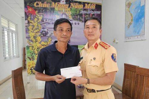 Cảnh sát giao thông kịp thời giúp đỡ tài xế bị xuất huyết não trong lúc đang lái xe