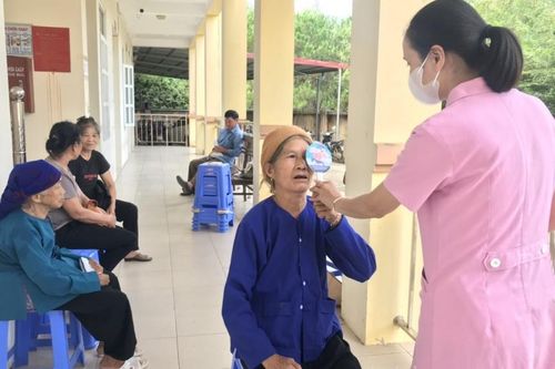 Trên 960 người cao tuổi được khám, tư vấn, chữa bệnh về mắt