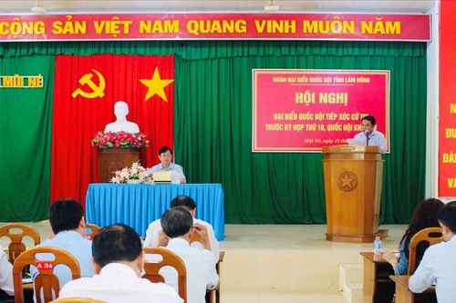 Phó trưởng Đoàn Đại biểu Quốc hội tỉnh Nguyễn Hữu Thông tiếp xúc cử tri tại phường Mũi Né