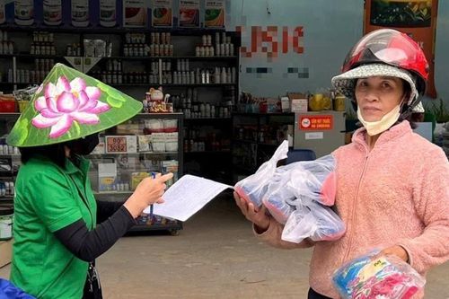 Nông dân Lâm Đồng đổi bao bì thuốc bảo vệ thực vật lấy quà