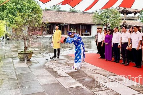 Dâng hương các bậc tiên thánh, tiên hiền, danh nho khoa bảng