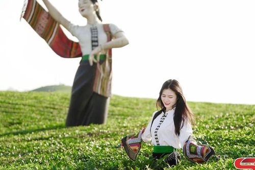 Du khách trải nghiệm cùng trang phục dân tộc