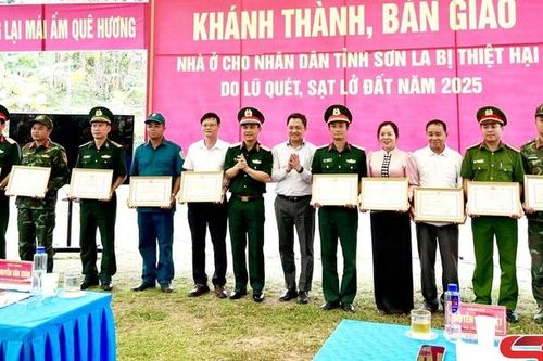 Khánh thành, bàn giao nhà ở cho nhân dân bị thiệt hại do lũ quét, sạt lở đất