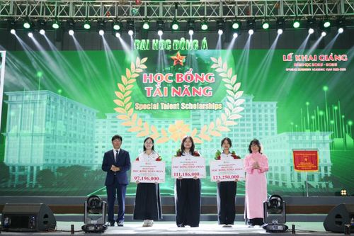 Trường Đại học Đông Á trao hơn 43 tỷ đồng học bổng, hỗ trợ các tài năng trẻ
