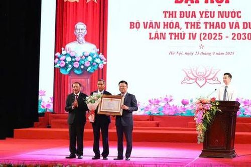 HLV Mai Đức Chung được phong tặng danh hiệu Anh hùng Lao động