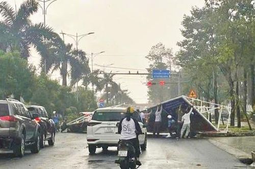 Tấm pano dài hơn chục mét bị gió cuốn bay đè lên người đi đường ở Cà Mau