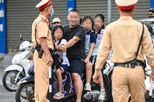 Hà Nội: Xử phạt hàng trăm phụ huynh giao xe cho con, chở con không đội mũ bảo hiểm