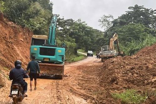 Quảng Ngãi: Hót dọn hàng nghìn mét khối bùn đất, thông xe đường về xã biên giới