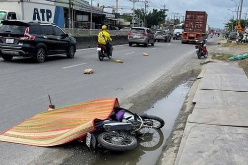 Tây Ninh: Xe máy bất ngờ ngã ra đường, người phụ nữ bị xe container cán tử vong tại chỗ