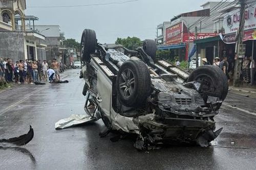 Hưng Yên: Xe ô tô lật ngửa, biến dạng sau va chạm với xe máy