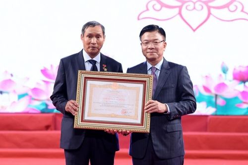 Huấn luyện viên Mai Đức Chung nhận danh hiệu Anh hùng Lao động