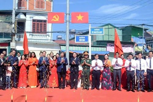 Lễ gắn biển tên nhiều tuyến đường tại các phường Điện Biên Phủ và Mường Thanh