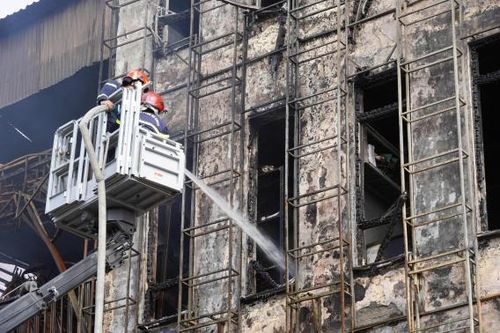 Cháy tiệm tạp hóa lan sang trụ sở ngân hàng ở Cà Mau, thiệt hại trên 2 tỷ đồng